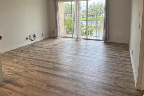 Снять в аренду кондоминиум в Делрей-Бич, Флорида 4 комнаты, 89.65м2, № 2260335 - фото 2
