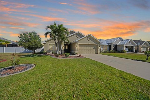 House in Punta Gorda, Florida 4 bedrooms, 169.08 sq.m. № 1586618 - photo 1