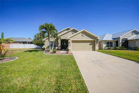House in Punta Gorda, Florida 4 bedrooms, 169.08 sq.m. № 1586618 - photo 2
