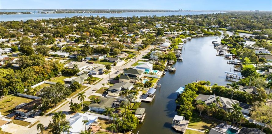 House in Bradenton, Florida 4 bedrooms, 170.2 sq.m. № 2106183