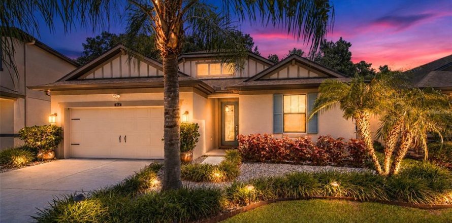 House in Brandon, Florida 3 bedrooms, 191.38 sq.m. № 2215437