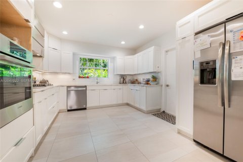 House in Coral Gables, Florida 3 bedrooms, 223.62 sq.m. № 2177262 - photo 5