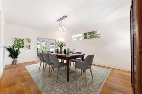 House in Coral Gables, Florida 3 bedrooms, 223.62 sq.m. № 2177262 - photo 4