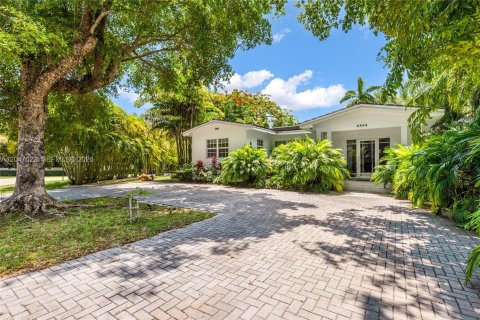 House in Coral Gables, Florida 3 bedrooms, 223.62 sq.m. № 2177262