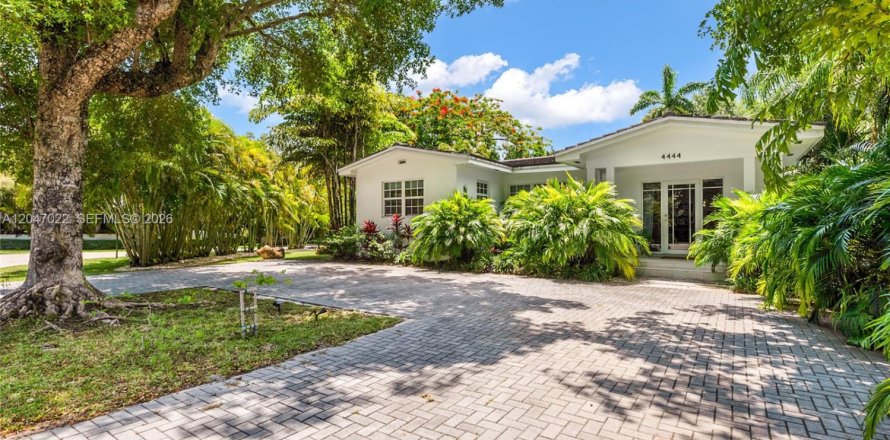 House in Coral Gables, Florida 3 bedrooms, 223.62 sq.m. № 2177262