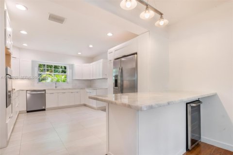 House in Coral Gables, Florida 3 bedrooms, 223.62 sq.m. № 2177262 - photo 2