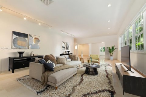 House in Coral Gables, Florida 3 bedrooms, 223.62 sq.m. № 2177262 - photo 3