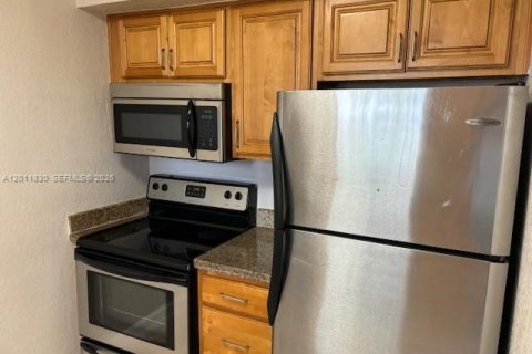 Condo in Miami, Florida, 2 bedrooms № 2076135 - photo 2
