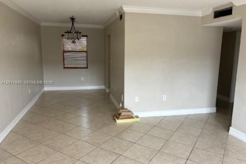 Condo in Miami, Florida, 2 bedrooms № 2076135 - photo 5