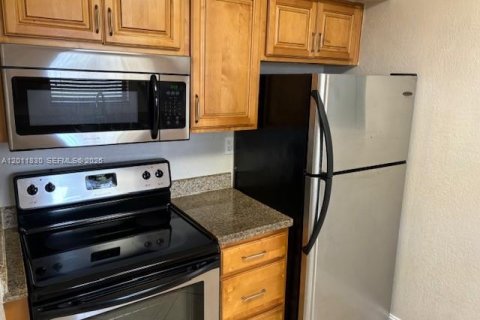 Condo in Miami, Florida, 2 bedrooms № 2076135 - photo 4