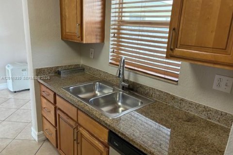 Condo in Miami, Florida, 2 bedrooms № 2076135 - photo 3