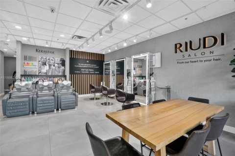 Commercial property in Hialeah, Florida № 2191761