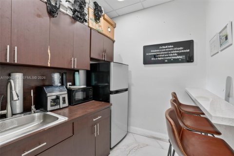 Commercial property in Hialeah, Florida № 2191761 - photo 13