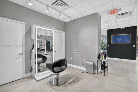 Commercial property in Hialeah, Florida № 2191761 - photo 9