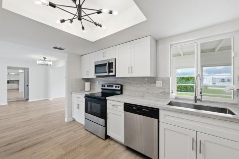 Villa ou maison à vendre à Pompano Beach, Floride: 2 chambres, 131.64 m2 № 2240355 - photo 14
