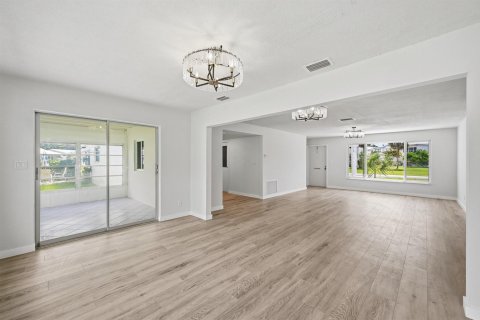 Villa ou maison à vendre à Pompano Beach, Floride: 2 chambres, 131.64 m2 № 2240355 - photo 13