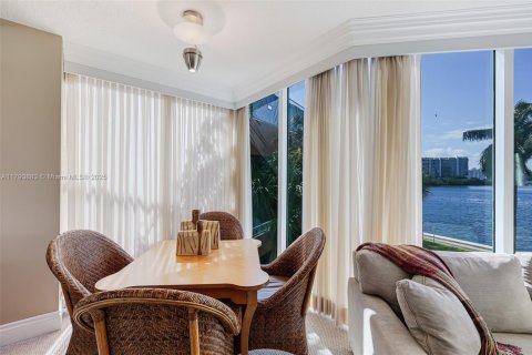Condominio en venta en Aventura, Florida, 3 dormitorios, 197.88 m2 № 1863916 - foto 9