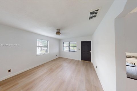 Casa en alquiler en Hollywood, Florida, 2 dormitorios, 83.89 m2 № 2071150 - foto 3
