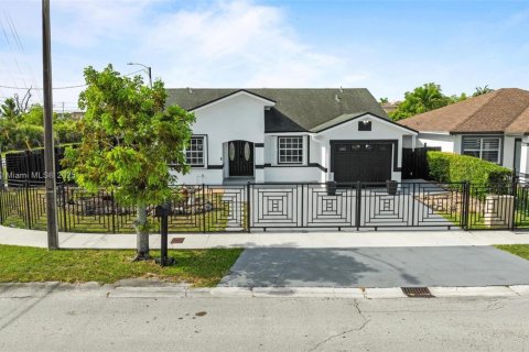 House in Miami, Florida 3 bedrooms, 138.15 sq.m. № 1953395 - photo 1