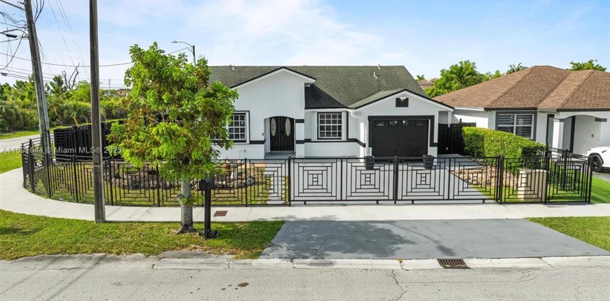 House in Miami, Florida 3 bedrooms, 138.15 sq.m. № 1953395