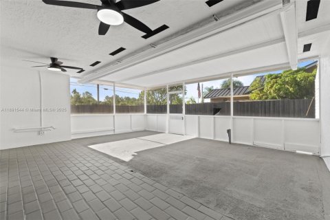 House in Miami, Florida 3 bedrooms, 138.15 sq.m. № 1953395 - photo 27