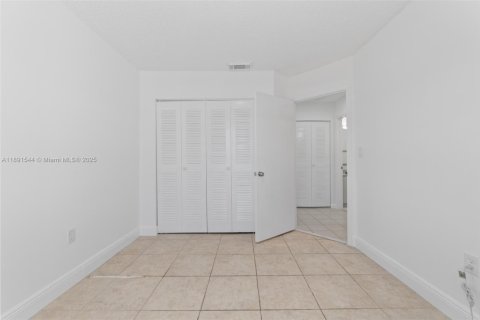 House in Miami, Florida 3 bedrooms, 138.15 sq.m. № 1953395 - photo 25