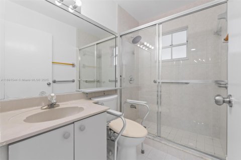 House in Miami, Florida 3 bedrooms, 138.15 sq.m. № 1953395 - photo 21