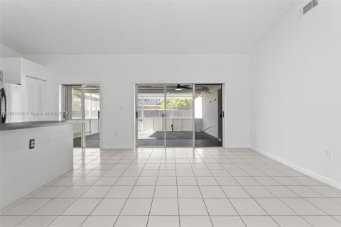 House in Miami, Florida 3 bedrooms, 138.15 sq.m. № 1953395 - photo 22