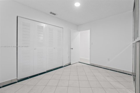 House in Miami, Florida 3 bedrooms, 138.15 sq.m. № 1953395 - photo 26