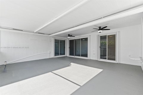 House in Miami, Florida 3 bedrooms, 138.15 sq.m. № 1953395 - photo 28