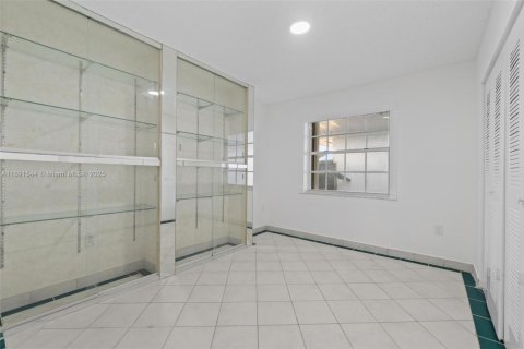 House in Miami, Florida 3 bedrooms, 138.15 sq.m. № 1953395 - photo 11