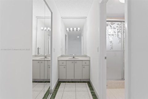 House in Miami, Florida 3 bedrooms, 138.15 sq.m. № 1953395 - photo 15