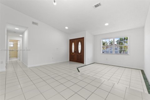 House in Miami, Florida 3 bedrooms, 138.15 sq.m. № 1953395 - photo 16