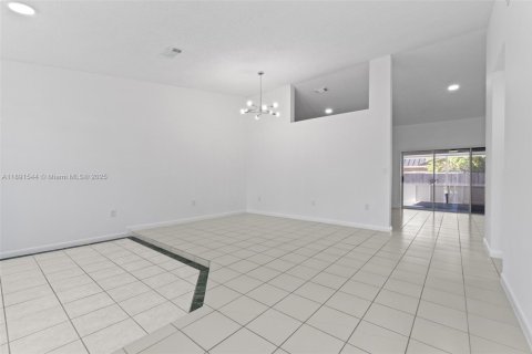 House in Miami, Florida 3 bedrooms, 138.15 sq.m. № 1953395 - photo 8