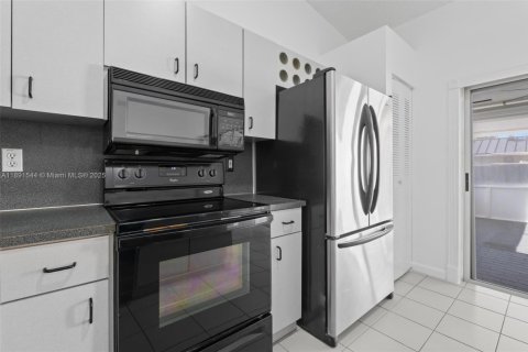 House in Miami, Florida 3 bedrooms, 138.15 sq.m. № 1953395 - photo 6