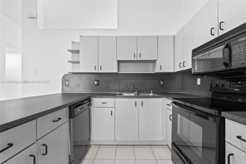 House in Miami, Florida 3 bedrooms, 138.15 sq.m. № 1953395 - photo 2