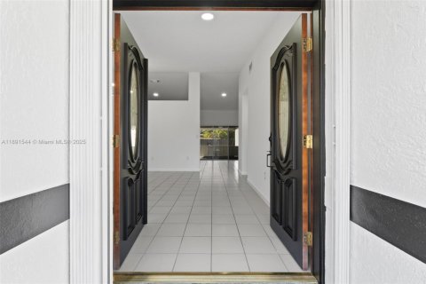 House in Miami, Florida 3 bedrooms, 138.15 sq.m. № 1953395 - photo 12