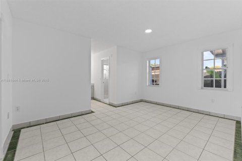 House in Miami, Florida 3 bedrooms, 138.15 sq.m. № 1953395 - photo 20