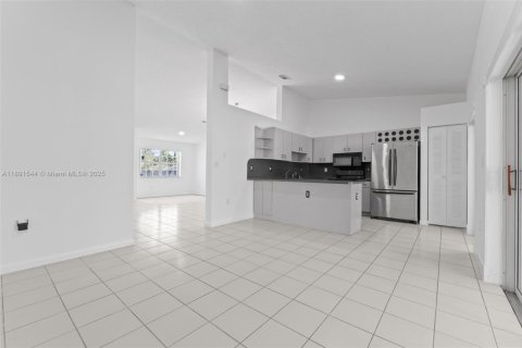 House in Miami, Florida 3 bedrooms, 138.15 sq.m. № 1953395 - photo 18