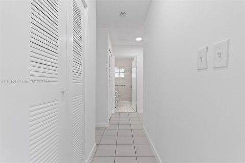 House in Miami, Florida 3 bedrooms, 138.15 sq.m. № 1953395 - photo 19