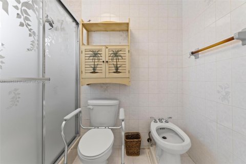 House in Miami, Florida 3 bedrooms, 138.15 sq.m. № 1953395 - photo 10