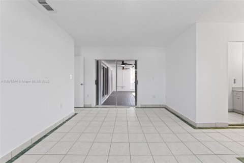 House in Miami, Florida 3 bedrooms, 138.15 sq.m. № 1953395 - photo 23