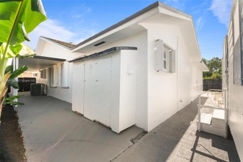 House in Miami, Florida 3 bedrooms, 138.15 sq.m. № 1953395 - photo 30