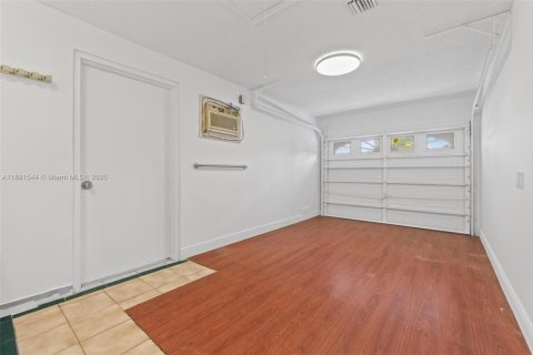 House in Miami, Florida 3 bedrooms, 138.15 sq.m. № 1953395 - photo 24