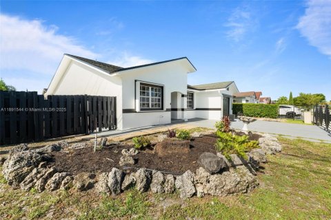 House in Miami, Florida 3 bedrooms, 138.15 sq.m. № 1953395 - photo 29