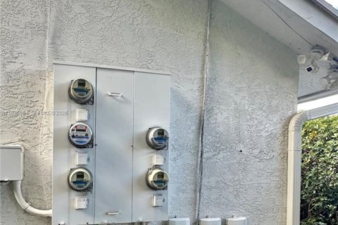 Propiedad comercial en venta en Sunrise, Florida, 371.42 m2 № 2007474 - foto 9