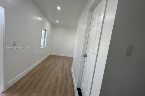 Commercial property in Miami, Florida 1 bedroom, 118.26 sq.m. № 2265528 - photo 8