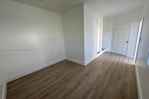 Commercial property in Miami, Florida 1 bedroom, 118.26 sq.m. № 2265528 - photo 2