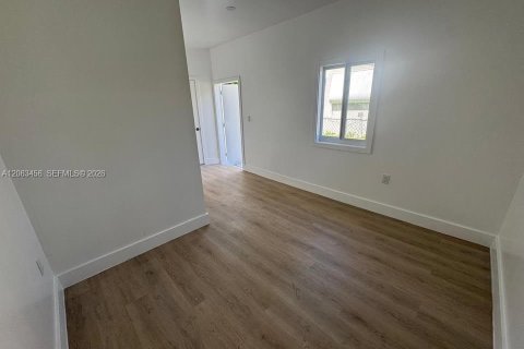 Commercial property in Miami, Florida 1 bedroom, 118.26 sq.m. № 2265528 - photo 4