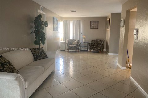 Купить виллу или дом в Лихай-Эйкерс, Флорида 3 спальни, 187.11м2, № 1984990 - фото 8